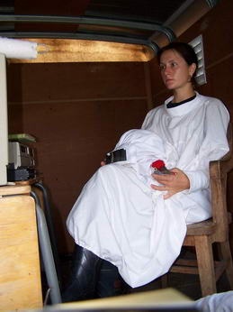 Татьяна Постельных во время работы с птенцами журавлей, редкая возможность отдохнуть