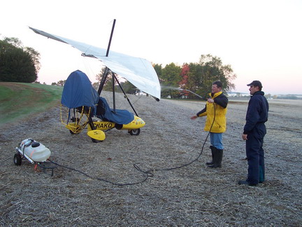 Джо Дафф, приводит в порядок свой летательный аппарат